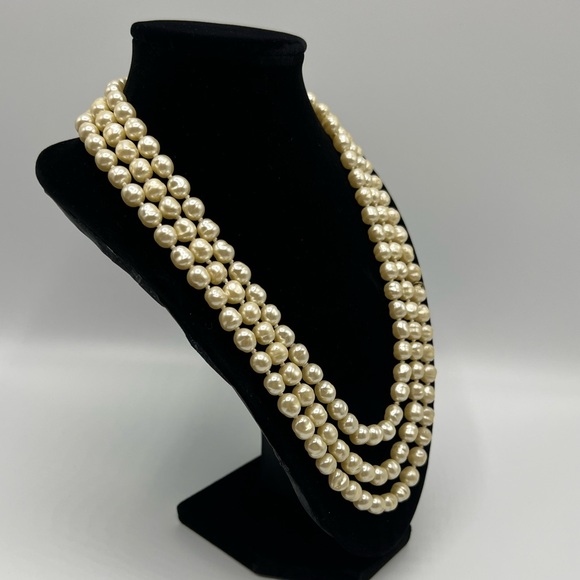 HP🎉 1981 Chanel Pearl Necklace - Picture 4 of 14